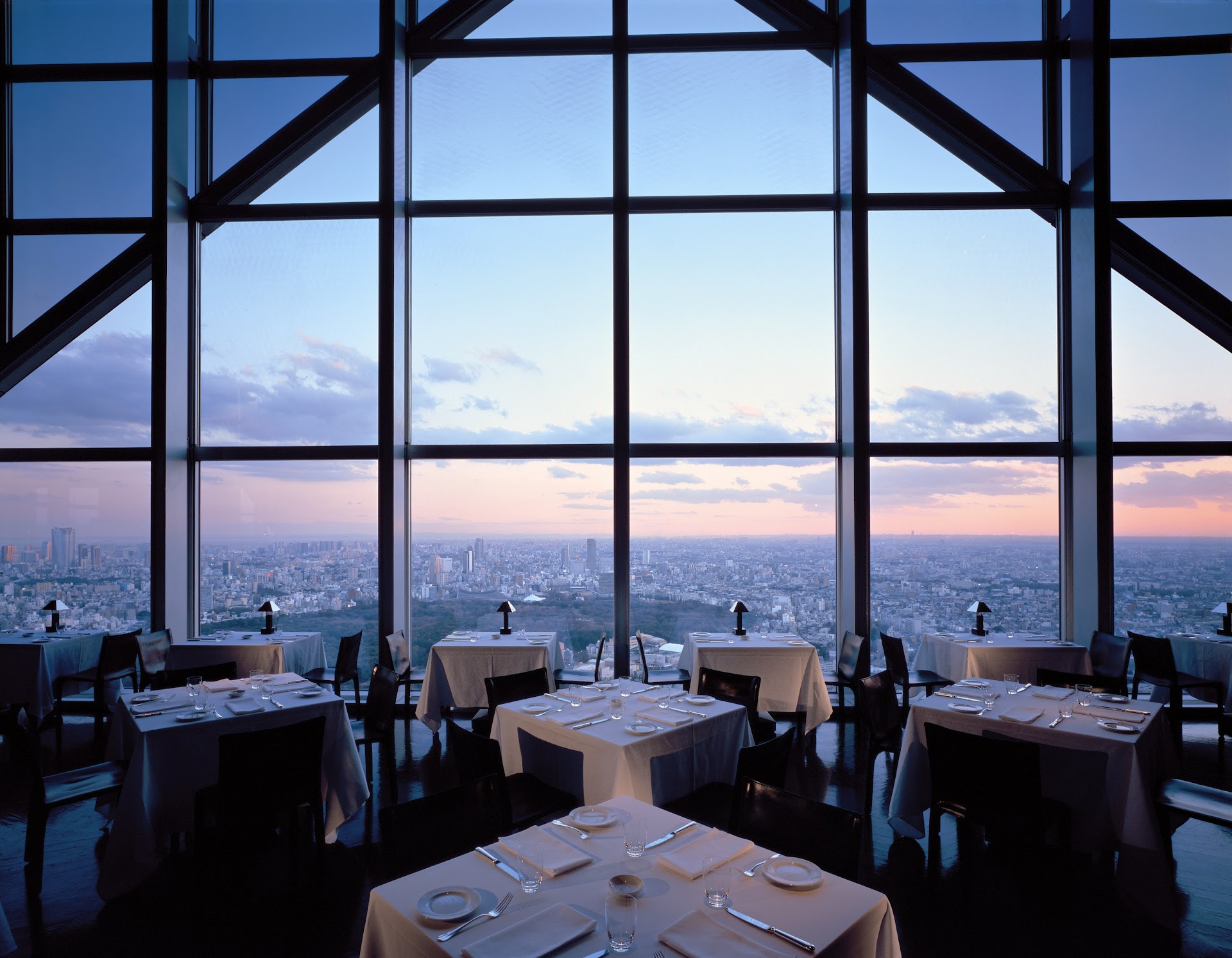 Park Hyatt Tokyo : le palace qui défie le temps depuis les nuages de Shinjuku